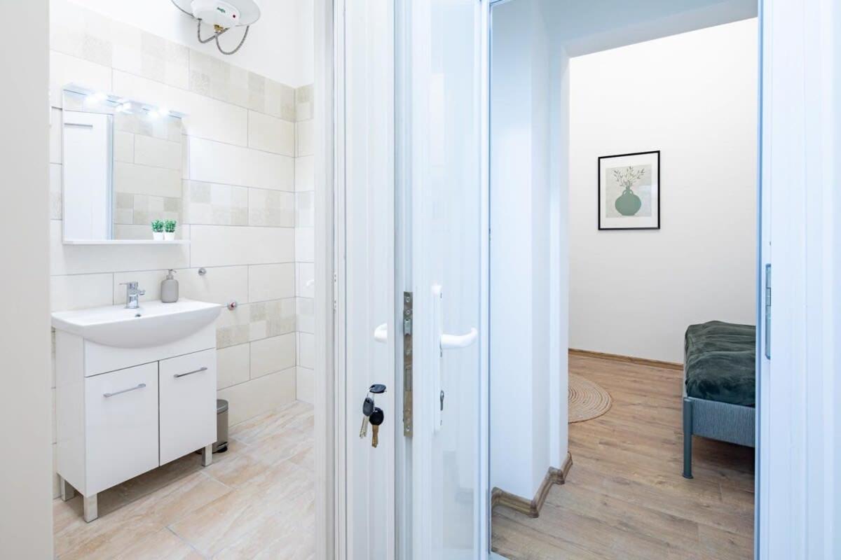 Central - New - Comfy Ac Studio Budapest Eksteriør bilde